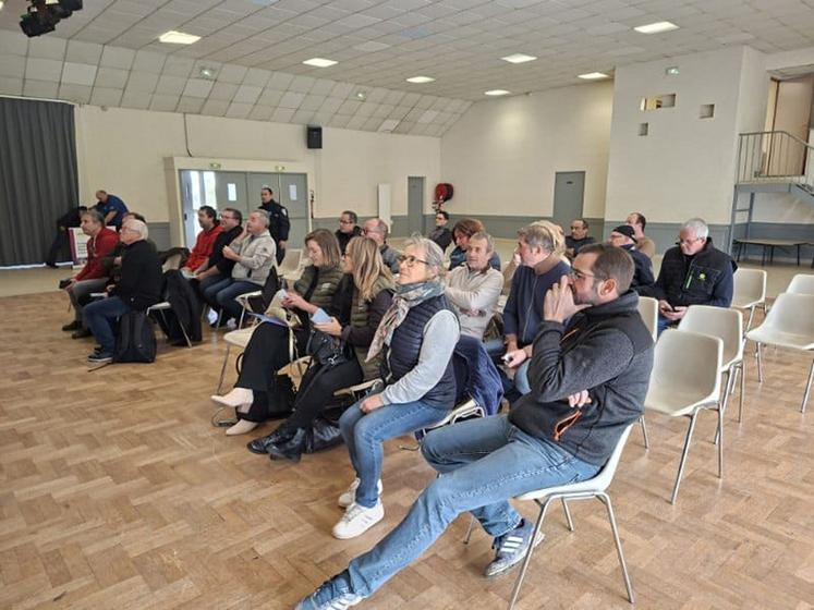 Mardi 25 novembre, à Saint-Ay. Les agriculteurs étaient invités à une réunion sur la sûreté des exploitations en présence de représentants des forces de l'ordre, d'assureurs et d'entreprises proposant des solutions pour la protection des fermes.