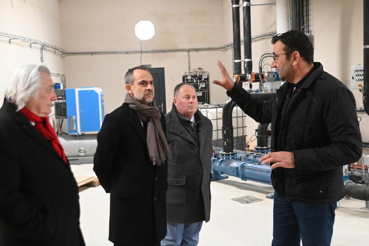 Mercredi 19 novembre, à Villefranche-sur-Cher. Fabrice Marier, éleveur à l'initiative de la création du méthaniseur, a présenté la station de méthanisation à Joseph Zimet, préfet de Loir-et-Cher. 