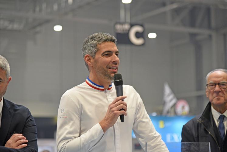 Le chef étoilé Guillaume Goupil, parrain de l’édition 2025, est venu rencontrer producteurs, élèves et visiteurs du Salon.