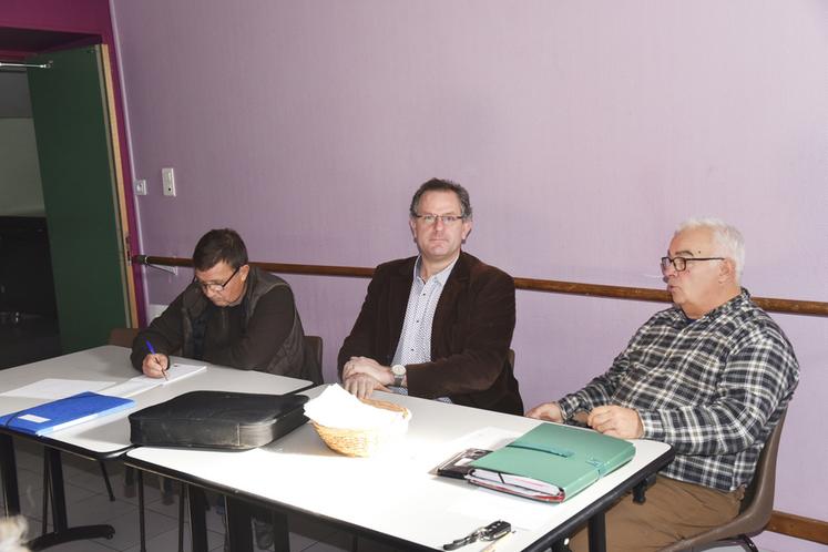 Everly, mercredi 5 novembre. Benoit Gommet (au c.) succède à Marc Beatrix à la présidence des Populiculteurs d'Île-de-France.