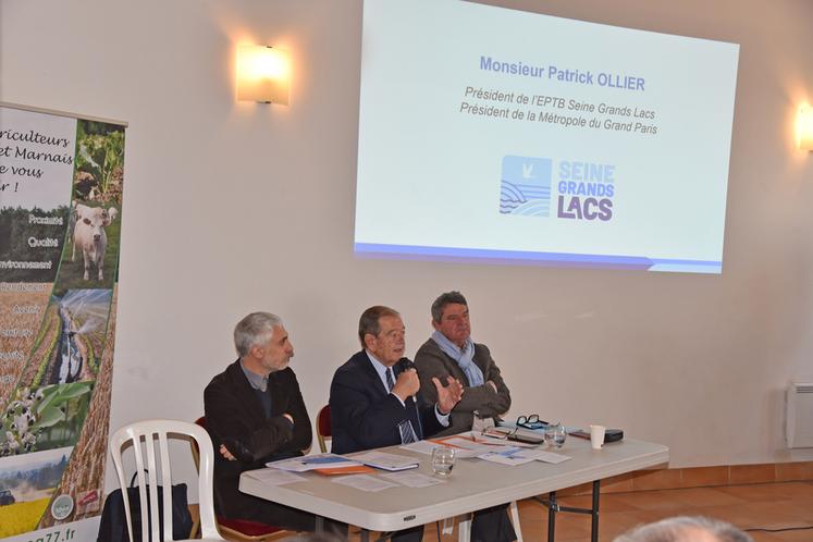 Giremoutiers, lundi 1er décembre. Le président de Seine Grands lacs et de la métropole du Grand Paris, Patrick Ollier, est venu à la rencontre des agriculteurs afin de poser les problèmes et trouver des solutions.