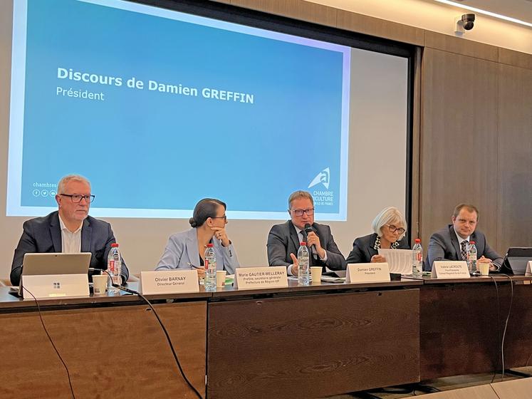 Paris, jeudi 27 novembre. Tribune officielle, avec de g. à d. : le directeur de la Chambre, Olivier Barnay, la préfète, Marie Gautier-Meilleray, le président de la Chambre, Damien Greffin, la vice-présidente de la Région, Valérie Lacroute, et le premier vice-président de la Chambre, Guillaume Lefort. 