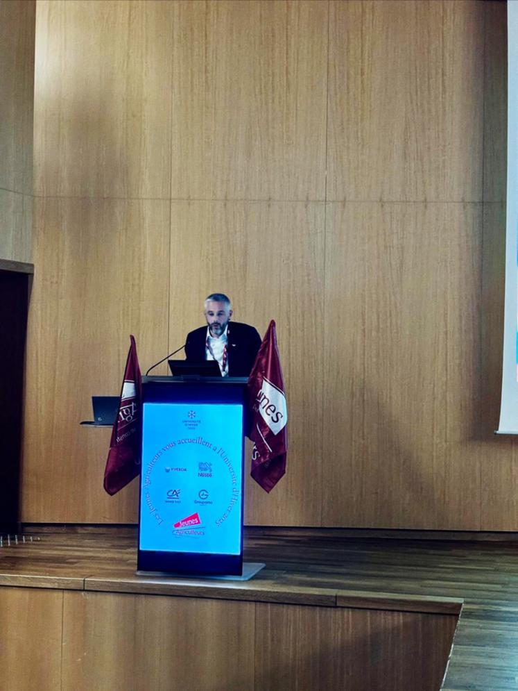 L’Université d’hiver 2025 a été lancée par Quentin Le Guillous, secrétaire général de JA national et agriculteur en Eure-et-Loir. Il a rappelé que ces rencontres sont « le lieu où se construit l’avenir syndical des Jeunes agriculteurs ».