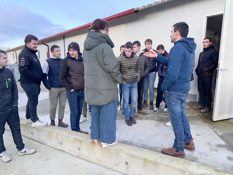Jeudi 20 novembre, à Vichères. Lors de la première journée découverte de la Chambre, Mathieu Dalibard (à d.) a fait faire le tour de son exploitation avicole à une vingtaine d'étudiants du BTSA ACS'Agri* de Nermont.
