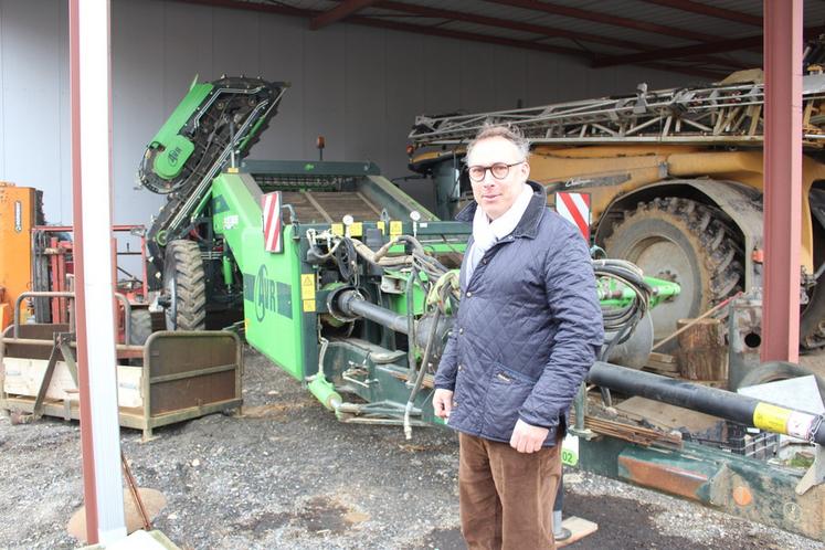 Damien Vecten devant l’une des arracheuses de la SARL.