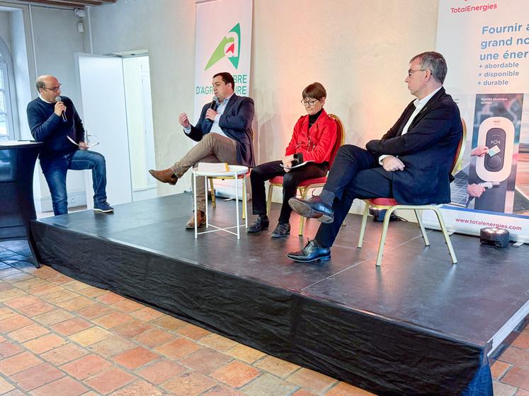 Vendredi 5 décembre, à Jouy. Le Forum écoclimatique a été animé par le journaliste de L'Écho républicain Ahmed Taghza et a réuni le président de la Chambre, Yohann Serreau, la directrice régionale de TotalEnergies, Annick Noble, et Xavier Roques, dirigeant de Novo Nordisk (de g. à d.).