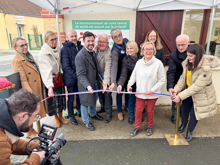 Jeudi 4 décembre, à Bû. L'inauguration du Centre de santé porté par le collectif Médecins solidaires redonne de l'espoir à tout un territoire sevré de médecins.