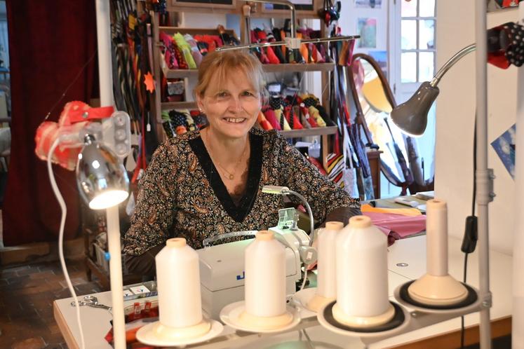 Nathalie Fraudeau passe le plus clair de son temps à fabriquer des parapluies et ombrelles artisanaux. 