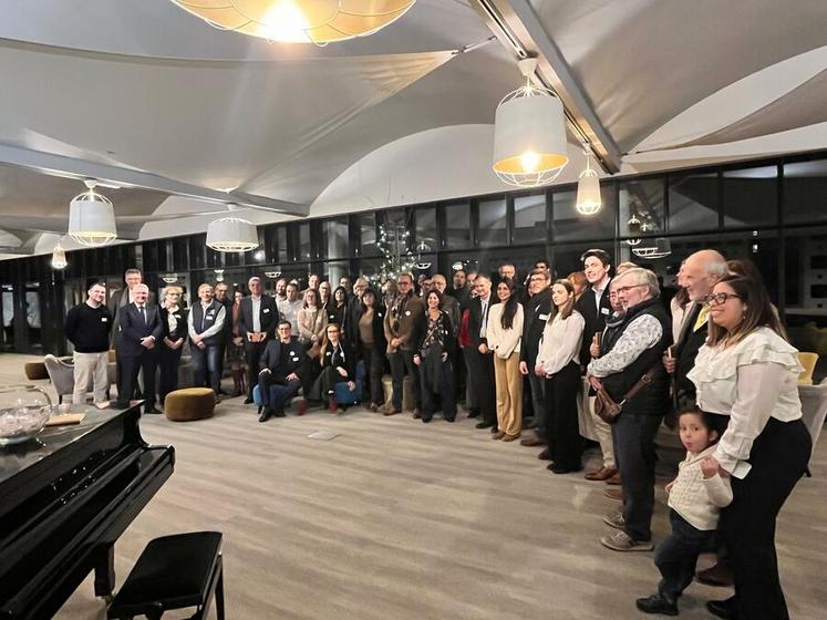 Mardi 2 décembre, à Orléans. En fin de réunion, les participants aux 10 ans d’AgreenTech Valley ont été invités à inscrire un mot d’encouragement sur un arbre symbolique, destiné à être planté prochainement sur le site du cluster.