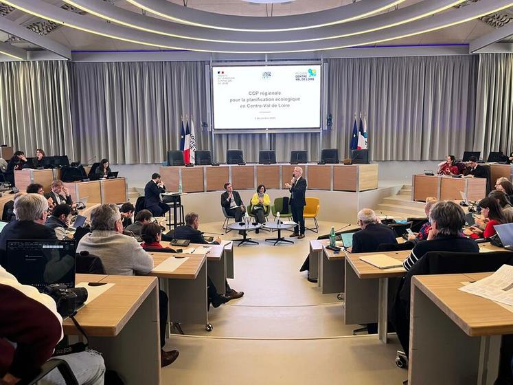 Vendredi 5 décembre, à Orléans. Élus, services de l’État et acteurs économiques et associatifs se sont réunis pour la 3e COP régionale de planification écologique.