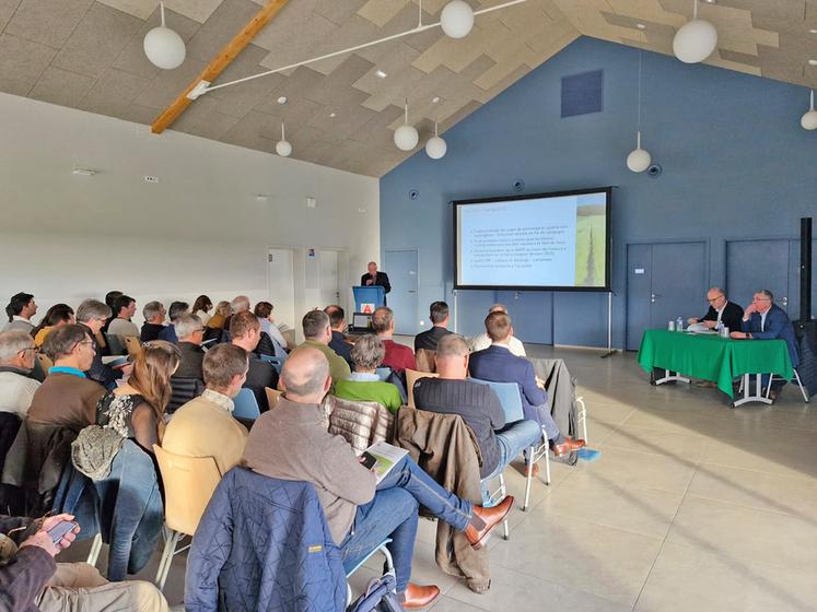Mardi 9 décembre, à Boisseaux. La salle polyvalente de la commune affichait complet pour l’assemblée générale de la coopérative.