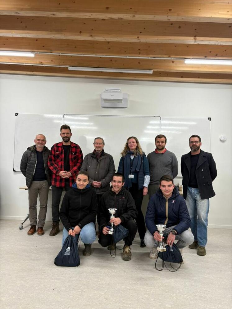 Les trois finalistes, dont Mathis Guerin Liko et Evan Etienne, aux côtés des responsables des établissements de l'Agrocampus.