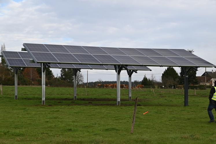 Mardi 25 novembre, à Saint-Hilaire-la-Gravelle. Le groupe Le Triangle a organisé une visite de son prototype d'ombrières agrivoltaïques.