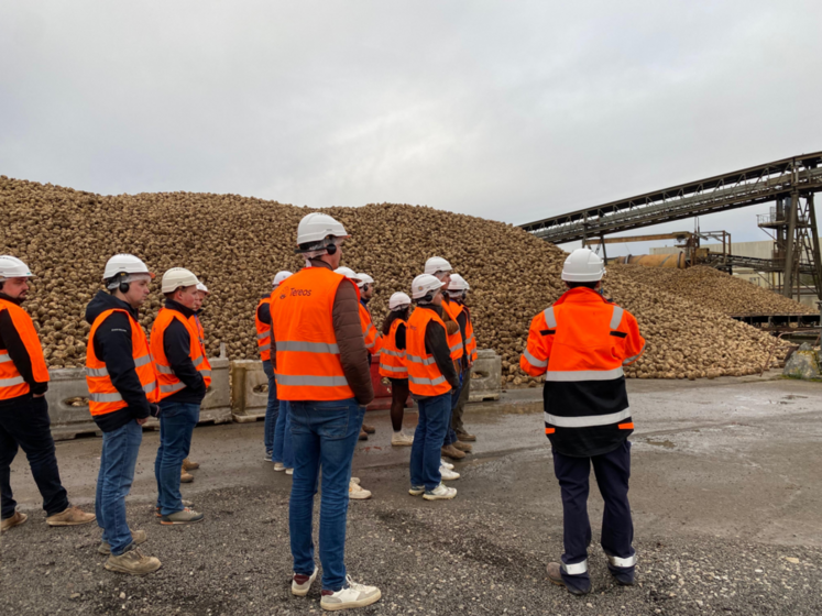 Lors de leur assemblée générale, les JA d’Outarville-Neuville ont visité la sucrerie d’Artenay pour mieux comprendre les étapes de transformation de la betterave.