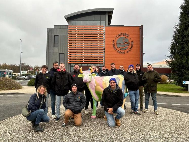 À Saint-Denis-de-l’Hôtel, les JA du canton de Beaune-la-Rolande ont découvert les coulisses de la laiterie LSDH et les étapes de valorisation du lait produit dans le canton.