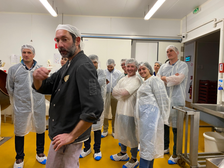 Dans le Gâtinais, les JA ont visité l’usine Mazet, où ils ont pu découvrir les étapes de fabrication des célèbres pralines locales.