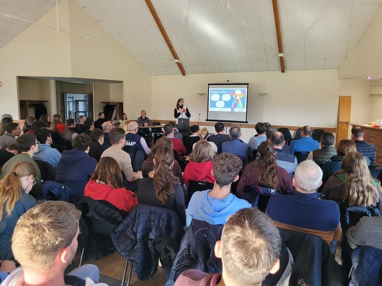 Mardi 9 décembre, à Presnoy. Un premier temps en salle a permis d'aborder divers sujets, comme la démarche Osez l'élevage.