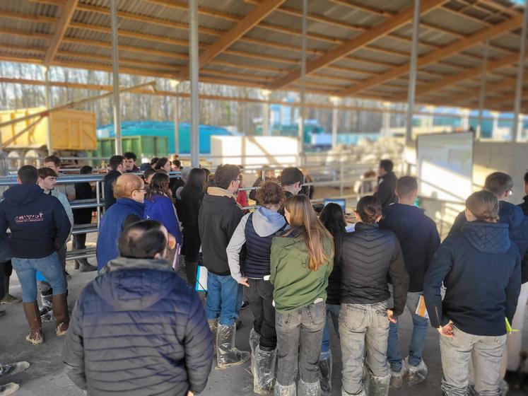 Mardi 9 décembre, à Villemoutiers. À l'occasion de la Journée dynamique laitière, une visite d'exploitation a permis aux participants de découvrir le fonctionnement de la SCEA Petit.