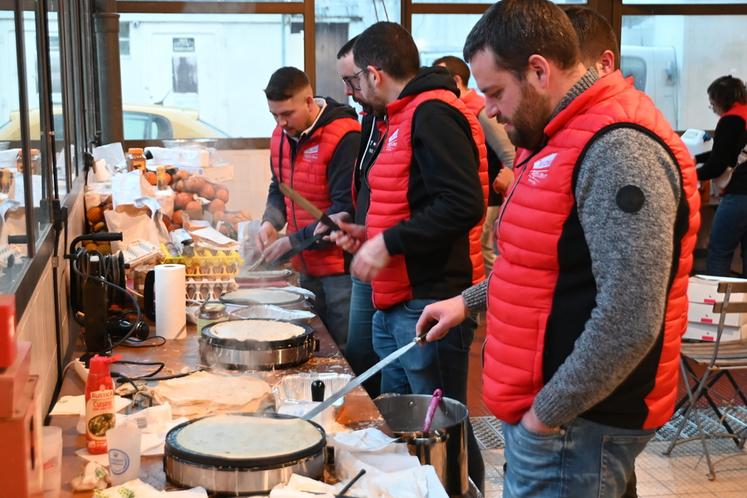 Les JA 41 ont mis la main à la pâte durant tout le week-end pour préparer des crêpes et du vin chaud, grandement appréciés des visiteurs.