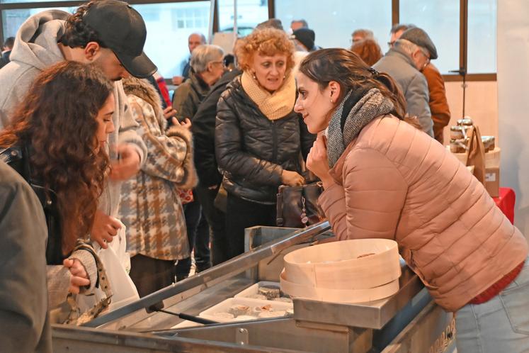 Toutes les productions étaient représentées, dont le fromage de chèvre qui a rencontré un franc succès. Une queue impressionnante s’est formée devant le stand de la Chèvrerie du Fay. 
