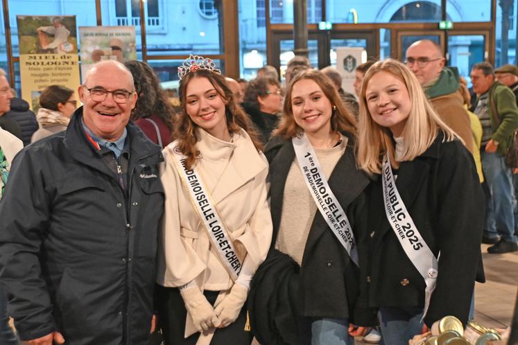 Lola Pelletier, mademoiselle Loir-et-Cher, a aussi déambulé dans les allées du marché le samedi soir aux côtés des dauphines du concours, juste avant le défilé de tracteurs illuminés. 