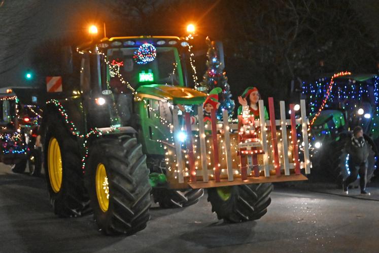 Cette année encore, les agriculteurs ont décoré leurs tracteurs et ont défilé dans les rues de Vendôme. La vingtaine de tracteurs illuminés ont fait le bonheur des spectateurs. 