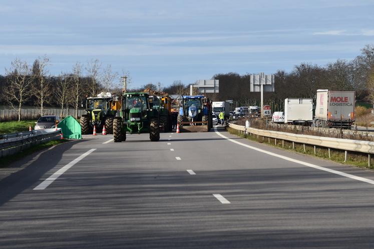 La mobilisation des JA a perturbé la circulation sur la RN12, entraînant plusieurs kilomètres de bouchons.