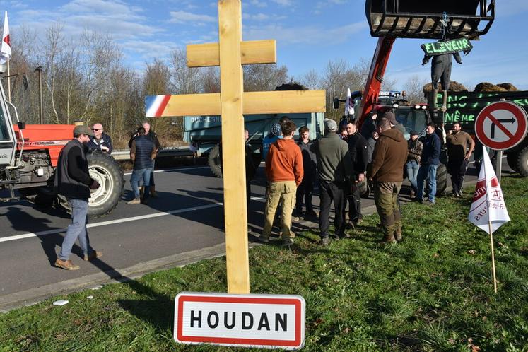 Mardi 16 décembre, à Méré (Yvelines). Les JA de Houdan ont organisé un blocage de la RN12 durant toute la journée.