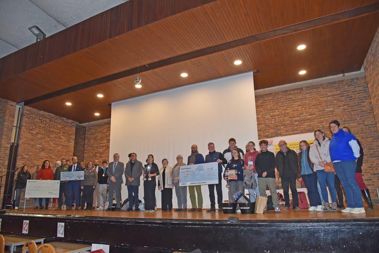 Brie-Comte-Robert, vendredi 5 décembre. La double championne Inès Pessiot (au centre en noir) est entourée des cinq premiers de chacune des catégories, des différents partenaires et des jurés.