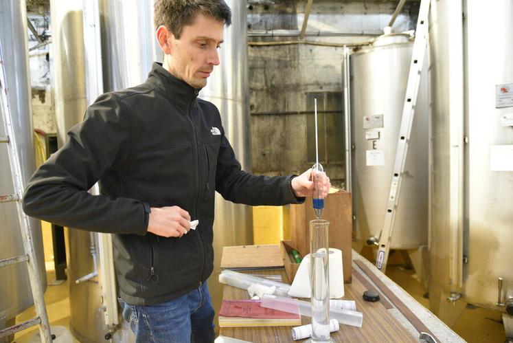 Le contrôle du degré d’alcool fait partie des étapes clés de fabrication des eaux-de-vie : chaque lot est mesuré et ajusté afin de garantir la conformité réglementaire et la constance du produit final.