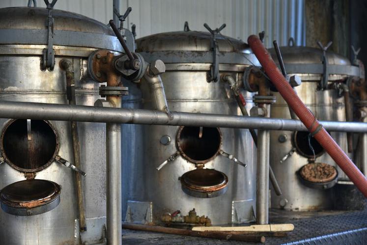 La distillation est réalisée à l’aide d’un alambic mobile, utilisé ponctuellement sur site pour transformer les fruits fermentés en eau-de-vie.