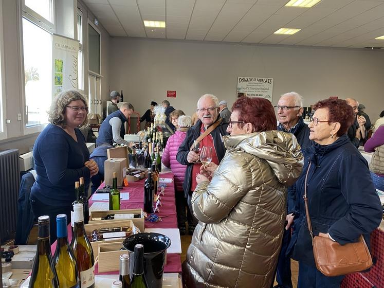 Les samedi 6 et dimanche 7 décembre, à Saint-Lubin-en-Vergonnois, plusieurs centaines de visiteurs sont venus déguster les vins de la douzaine d'appellations de toute la France lors du Festival des vins.