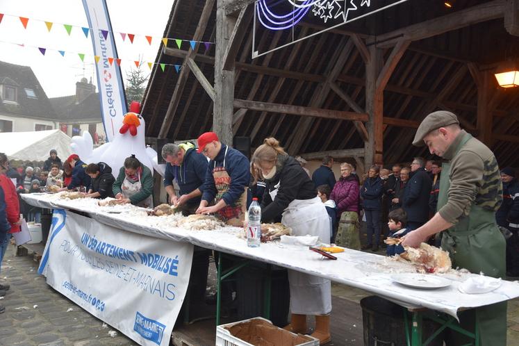 Égreville, samedi 13 décembre. À l'issue des trente minutes, la volaille doit être plumée, vidée et son gésier propre.