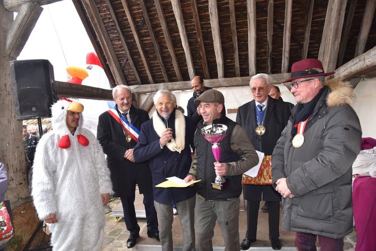 Une coupe pour le vainqueur.