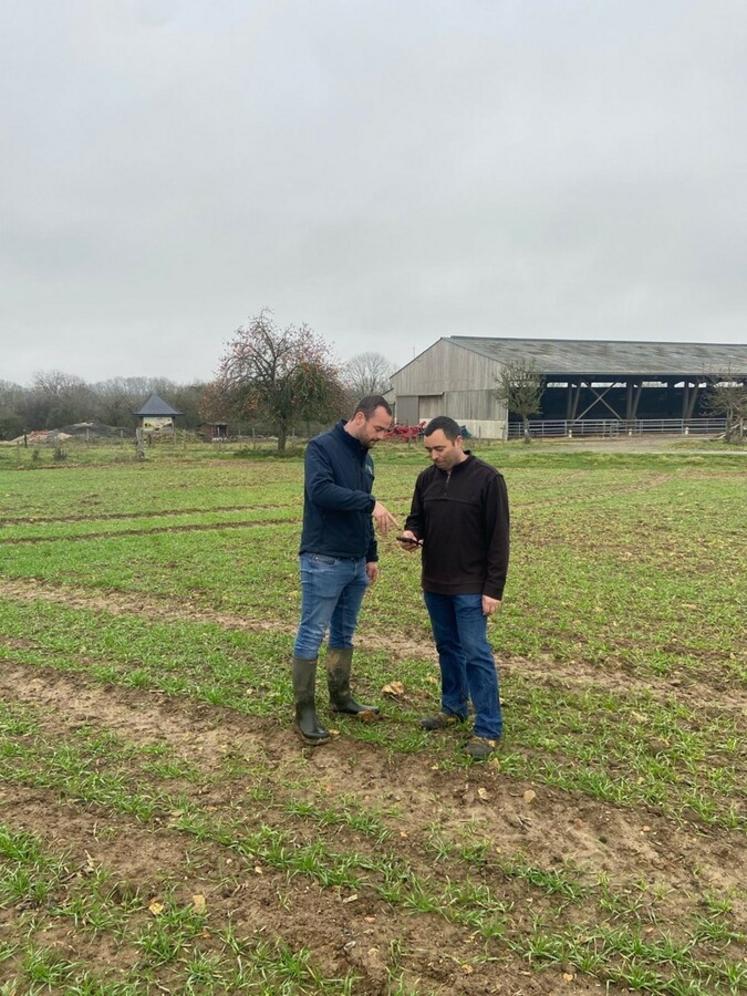 De g. à d. : Baptiste Alix, conseiller technique au cercle de Dourdan-Limours, et Germain Genty, agriculteur à Saint-Martin-de-Bréthencourt (Yvelines).