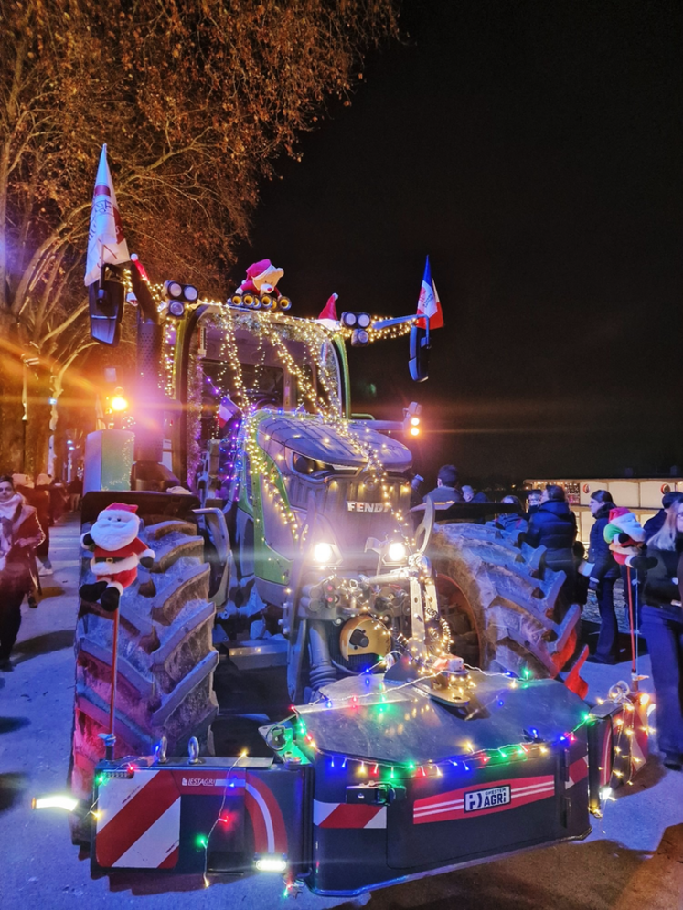 Organisée en pleine période des fêtes, la parade a permis aux Jeunes agriculteurs de rappeler leur ancrage territorial et leur engagement local.
