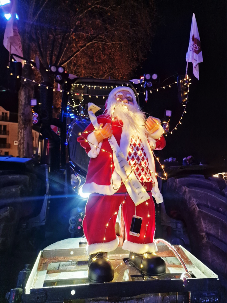 Les Jeunes agriculteurs ont organisé une parade de Noël dans les rues d’Orléans, avec plusieurs tracteurs décorés et illuminés.