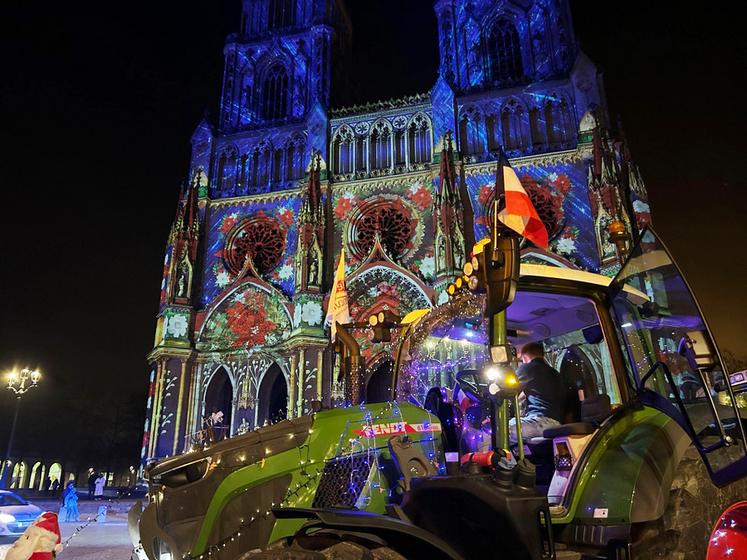 Le cortège a terminé son parcours devant la cathédrale d’Orléans, point final de cette parade de Noël.