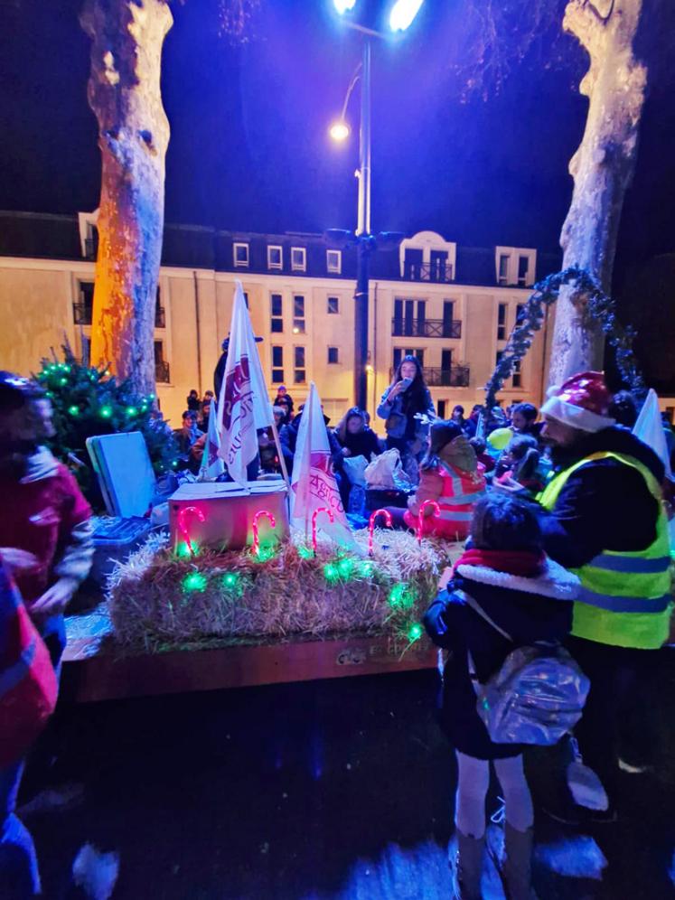 Crêpes, boissons chaudes et goodies ont été distribués pendant toute la durée de la parade.