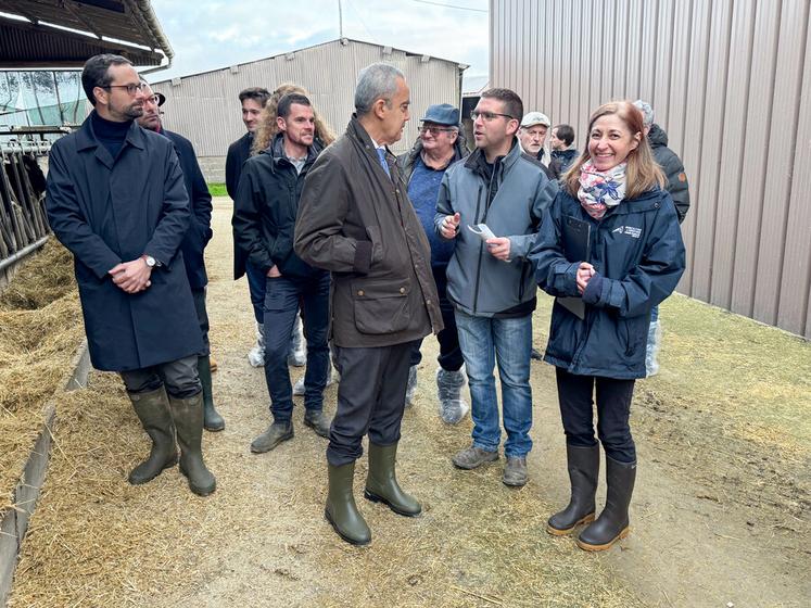 Le 17 décembre, à Charbonnières. Les frères Jeaunau, Mathias et Mathieu, ont décrit par le menu le fonctionnement de leur Gaec au préfet, Hervé Jonathan.