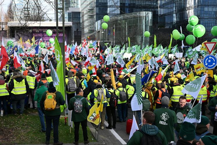 Près de 10 000 agriculteurs, venus de l’ensemble de l’Europe, étaient rassemblés à Bruxelles.