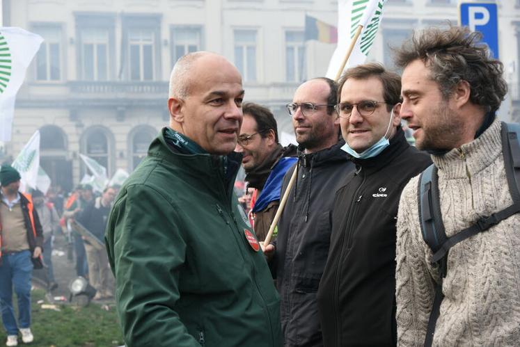 À l’issue des discours officiels, Arnaud Rousseau s’est rendu à proximité du Parlement européen, où des heurts ont opposé des agriculteurs aux forces de l’ordre.