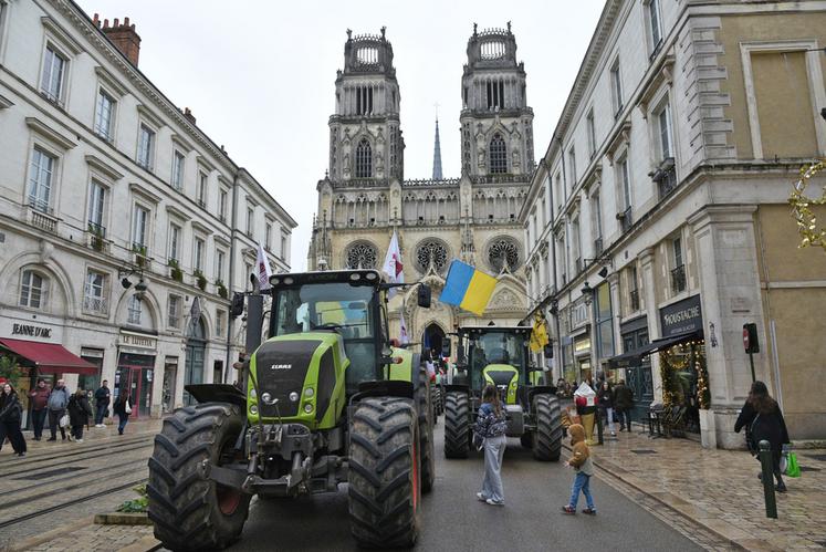 Orléans, vendredi 19 décembre. Une vingtaine de tracteurs se sont postés devant la cathédrale. 