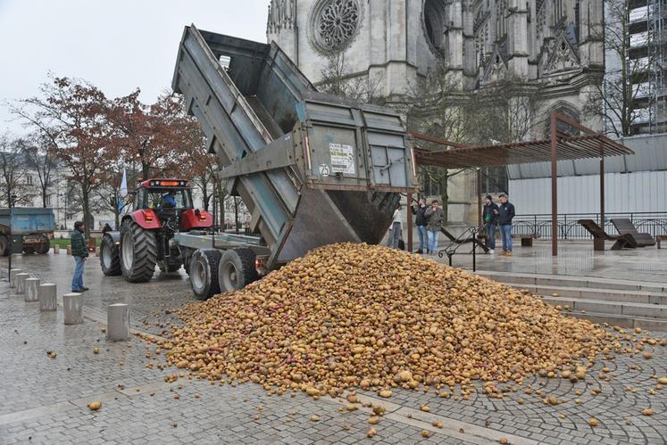 Lors de la mobilisation à Orléans, des agriculteurs ont matérialisé leur colère par des actions symboliques, dénonçant l’absence de réponses concrètes sur les revenus, les normes et la protection des marchés agricoles.