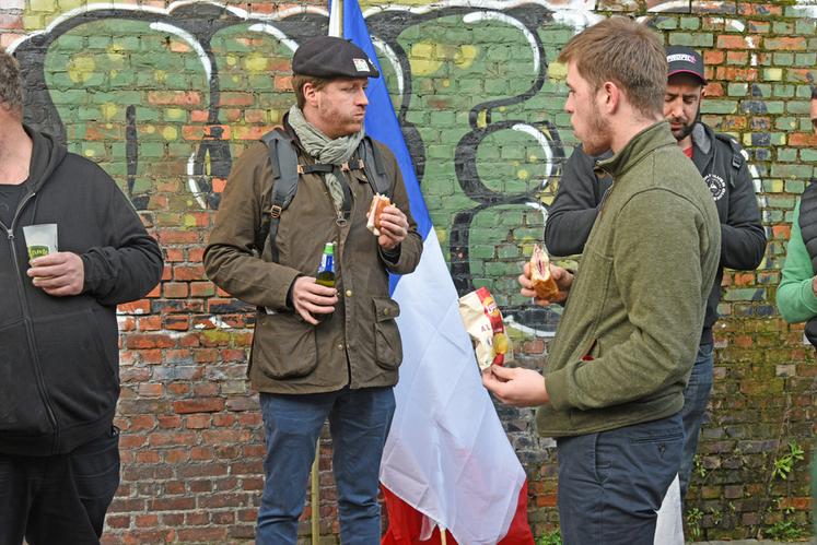 Tout au long du déplacement en bus, des agriculteurs venus de toute la France ont partagé un moment de convivialité, avant de rejoindre la mobilisation à Bruxelles.