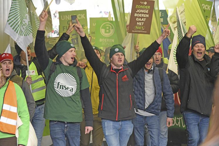 Tout au long de la journée, la mobilisation a donné lieu à d’importants rassemblements, marqués par une forte présence agricole devant les bâtiments européens.