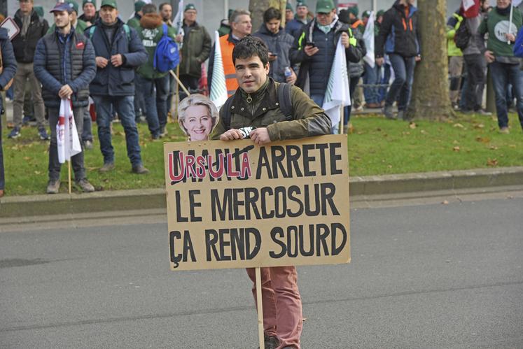 Réunis à Bruxelles, les agriculteurs sont venus exprimer leur colère à l’adresse de la présidente de la Commission européenne, Ursula von der Leyen, sur les orientations agricoles et commerciales de l’Union européenne.