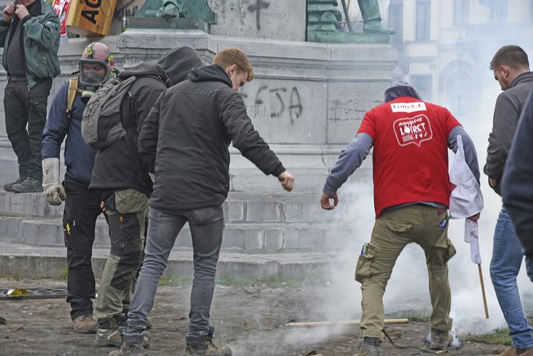 La manifestation a été ponctuée de moments de tension, avec des heurts signalés entre agriculteurs et les forces de l’ordre.
