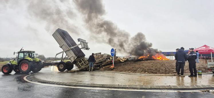 À Bonneval, le nouveau rond-point de la RN 10 a reçu son baptême du feu de la colère.