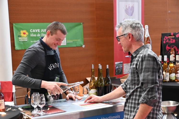 Au marché de Noël du Jeu de paume il y en avait pour tous les goûts avec plusieurs vignerons dont Florent Jumert, vigneron sur l'appellation des Côteaux du Vendômois. 